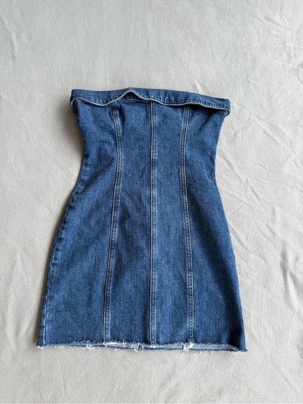 The Women's Alo Yoga Alumni Shorts in size Large are a versatile activewear piec